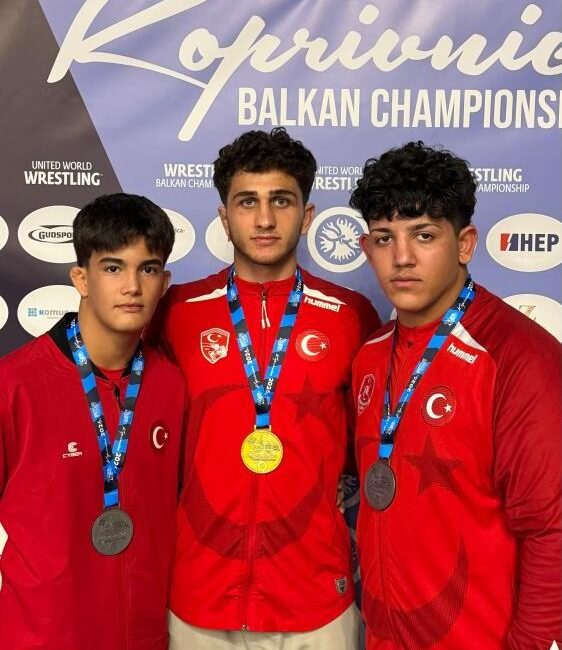 Büyükşehir Belediyesporlu güreşçilerden Balkan şampiyonasında 3 madalya Bursa Büyükşehir Belediyesporlu güreşçiler, Hırvatistan’ın Koprivnica kentinde düzenlenen Yıldızlar Balkan