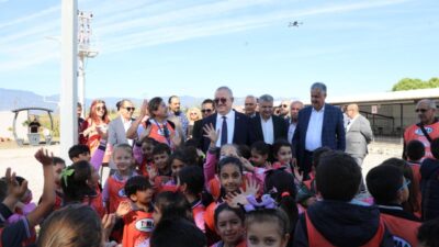 Edremit Belediyesi tarafından düzenlenen etkinlikte öğrenciler, TEMA gönüllüleri ve belediye