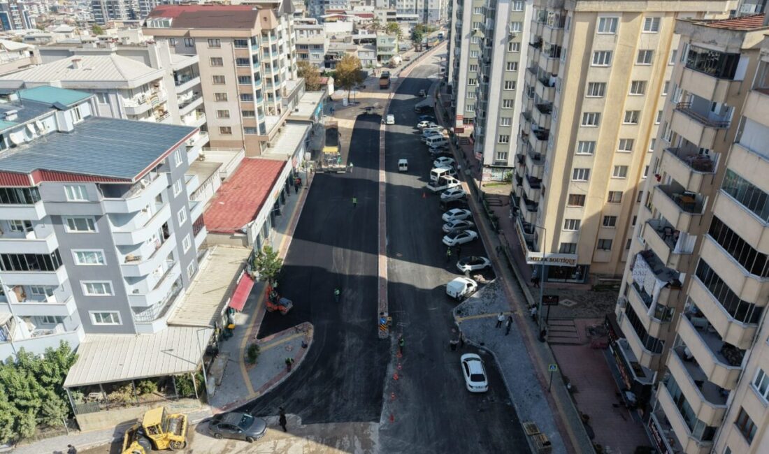 Bursa Büyükşehir Belediyesi, Yıldırım ilçesi Esenevler Mahallesi’ndeki Erdoğan Caddesi’nde asfalt