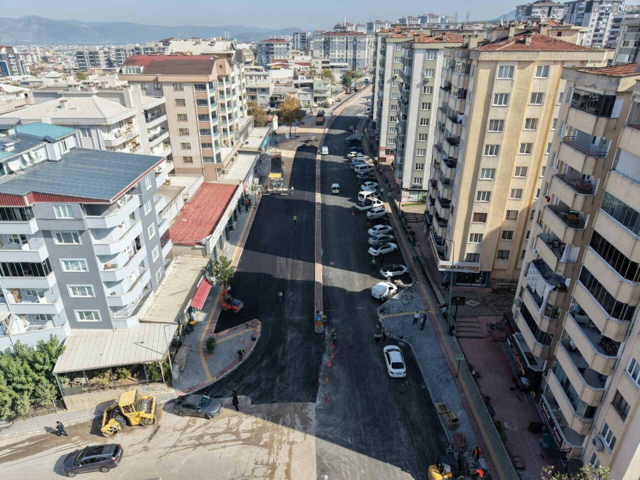 Bursa Büyükşehir Belediyesi, Yıldırım ilçesi Esenevler Mahallesi’ndeki Erdoğan Caddesi’nde asfalt