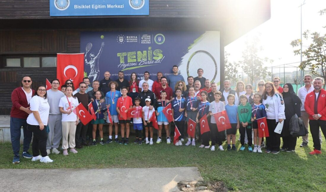 Cumhuriyet coşkusu kortlara taşındı Bursa’da düzenlenen 29 Ekim Cumhuriyet Tenis Turnuvası’nda 8-9 ve 11-12