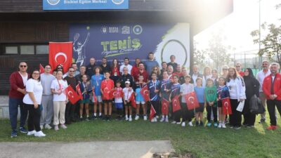 Bursa’da düzenlenen 29 Ekim Cumhuriyet Tenis Turnuvası’nda 8-9 ve 11-12