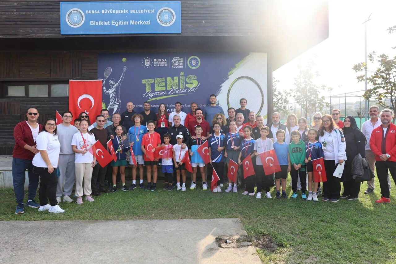 Bursa’da düzenlenen 29 Ekim Cumhuriyet Tenis Turnuvası’nda 8-9 ve 11-12