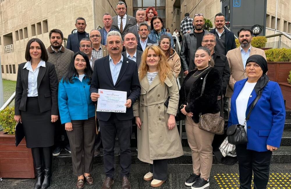 Yeşiltaş mazbatasını aldı Bursa'da yapılan kongrenin ardından yönetimini de belirleyen Yeni Parti Bursa