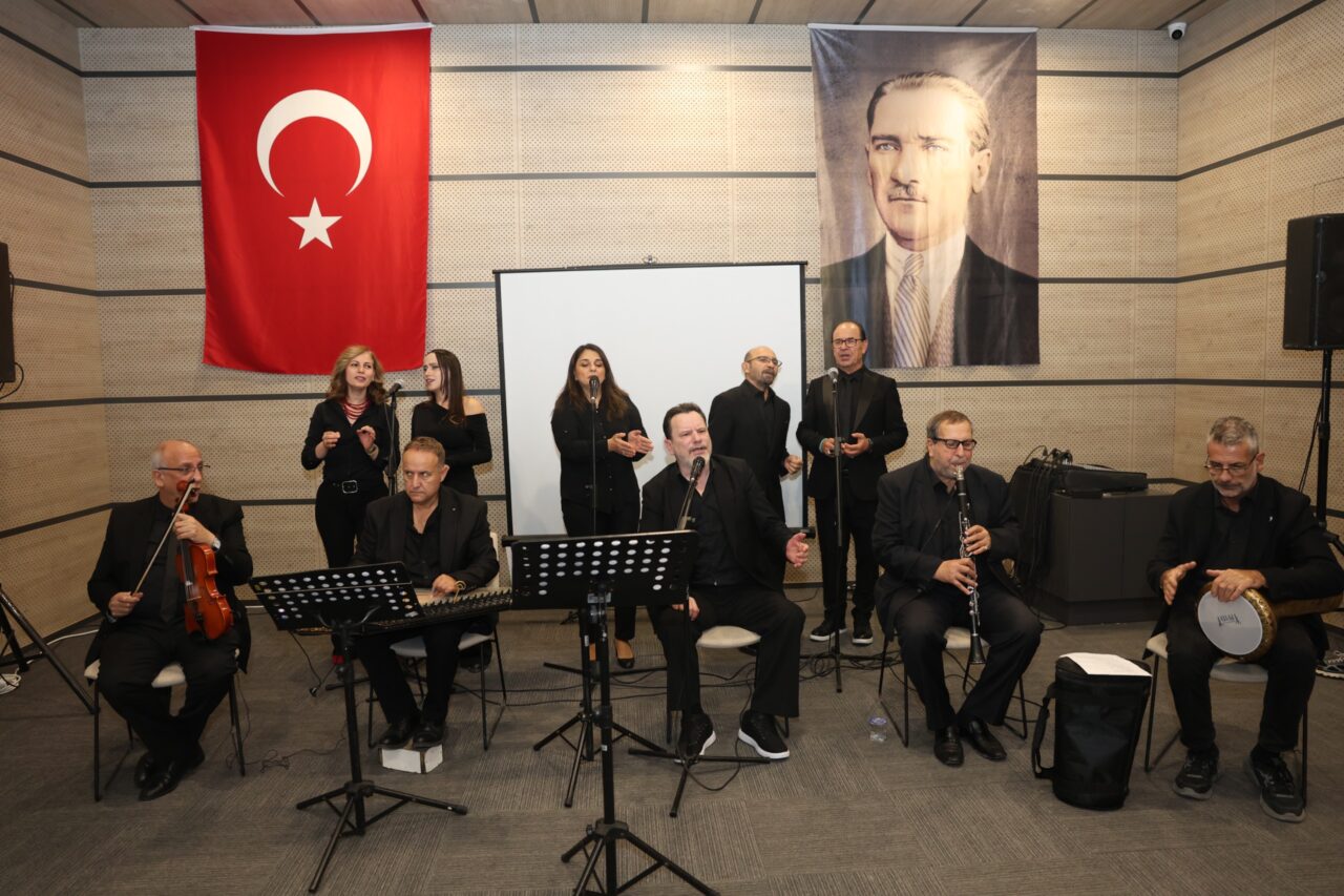 Osmangazi Belediyesi tarafından düzenlenen etkinlikte Türk Sanat Müziği Korosu sahne