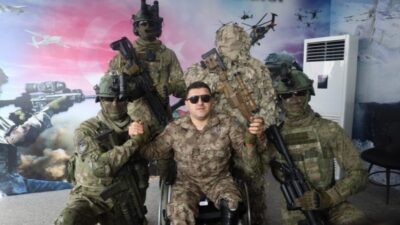Festival alanını ziyaret eden Azerbaycanlı gazi Taleh Camalov, yerli ve