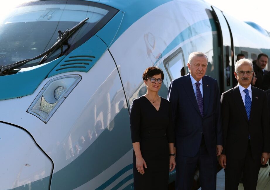 Erdoğan hızlı trenin vatman koltuğuna geçti Cumhurbaşkanı Recep Tayyip Erdoğan, Çerkezköy-Kapıkule Hızlı Tren hattının açılış töreninin