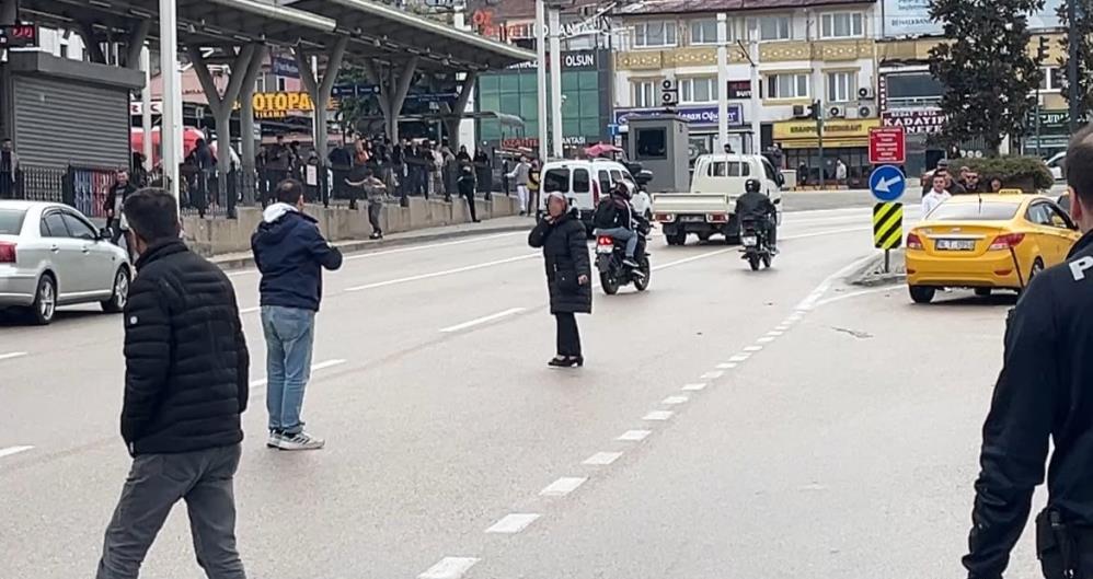 Bursa'da çocuğunu göremediğini iddia eden 35 yaşındaki kadın, boğazına bıçak