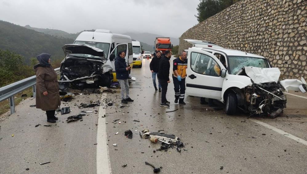 Bursa'da yolcu minibüsü ile otomobilin çarpıştığı kazada 80 yaşındaki kadın