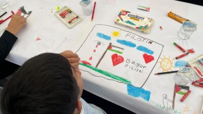 Bursa'da düzenlenen "Filistinli Çocuklar İçin Çiz" etkinliğinde çocuklar, Gazze'de savaşın