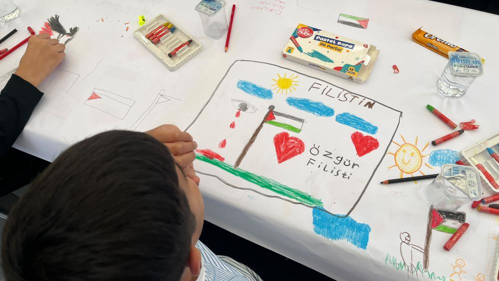 Bursa'da düzenlenen "Filistinli Çocuklar İçin Çiz" etkinliğinde çocuklar, Gazze'de savaşın