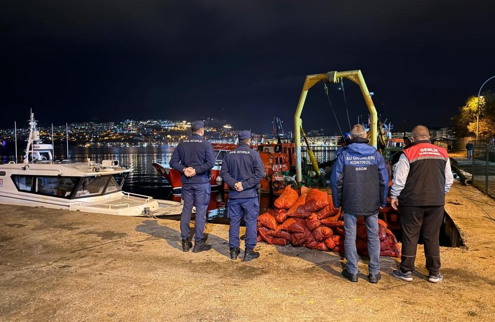 Bursa'nın Gemlik ilçesine bağlı Gemsaz sahilinde gerçekleştirilen ortak denetimde kaçak