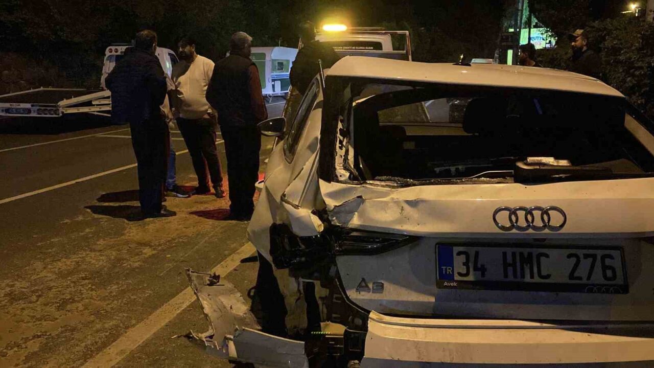 İstanbul Sarıyer’de karşı yönden hızla gelen bir aracın sıkıştırdığı otomobil,