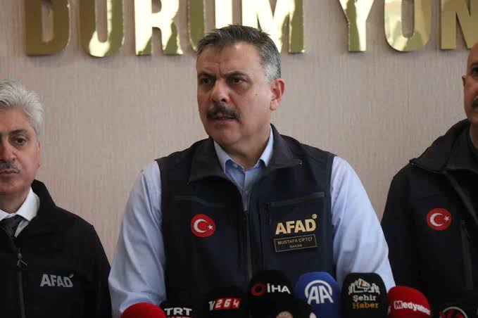 Bakan Çiftçi’den sel uyarısı: İnsan hayatı her şeyden kıymetlidir! İçişleri Bakanı Mustafa Çiftçi, kuvvetli yağışlara karşı vatandaşları dikkatli olmaya