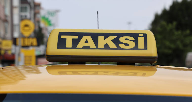TEM Otoyolu Ankara istikameti Bağcılar Göztepe mevkiinde hareket halindeki taksinin