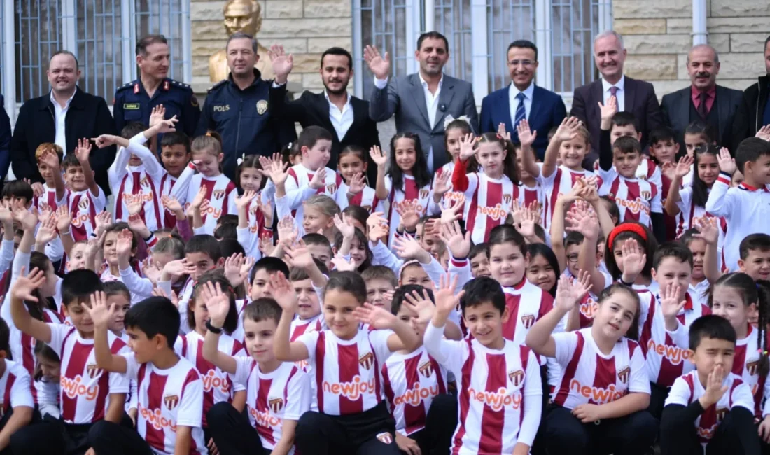 İnegölspor’un başlattığı “Bir Çocuğun Mutluluğu Dünyaya Bedel” kampanyası kapsamında Yeniceköy