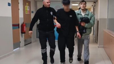 Bıçakladığı arkadaşlarının durumunu öğrenmeye hastaneye geldi, gözaltına alındı