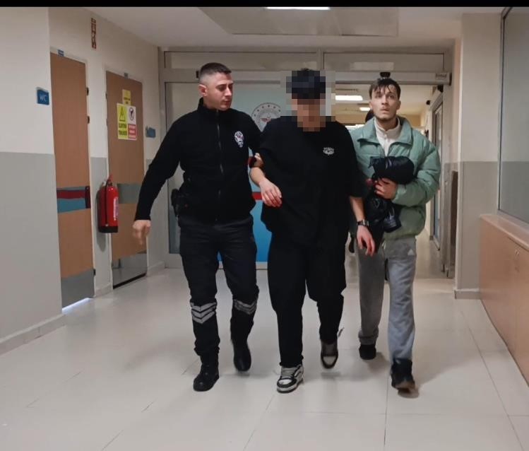 İnegöl’de kız meselesi iddiası kanlı bitti: 1 ölü, 2 yaralı Bıçakladığı arkadaşlarının durumunu öğrenmeye hastaneye geldi, gözaltına alındı