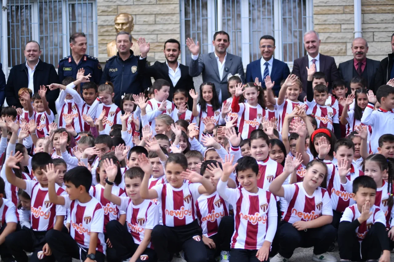 İnegölspor’un başlattığı “Bir Çocuğun Mutluluğu Dünyaya Bedel” kampanyası kapsamında Yeniceköy