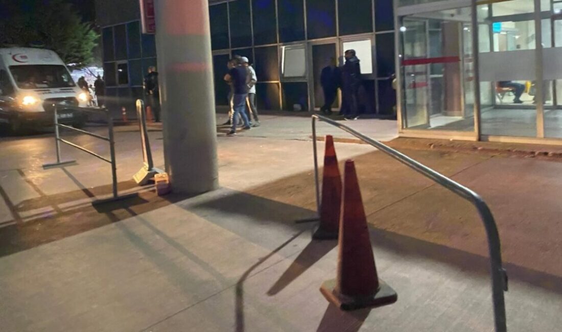 Ayvalık açıklarında tekne faciası: 8 kişi kurtarıldı, 1 kişi kayıp Balıkesir’in Ayvalık ilçesi açıklarında 9 kişinin bulunduğu özel teknenin batması