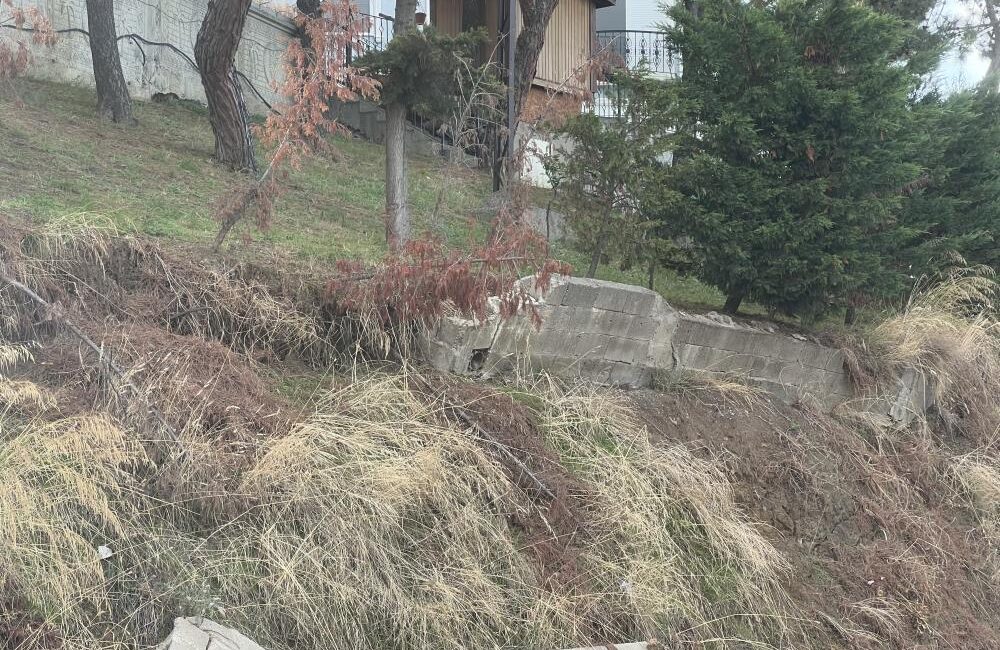 Yağışların ardından istinat duvarı yıkıldı! Bursa’da etkili olan yağışlar nedeniyle bir sitenin dış alanındaki istinat