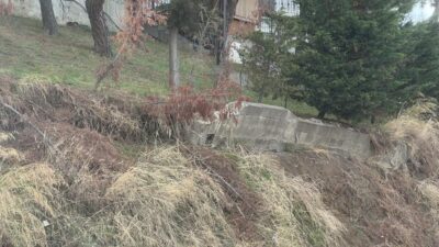 Bursa’da etkili olan yağışlar nedeniyle bir sitenin dış alanındaki istinat