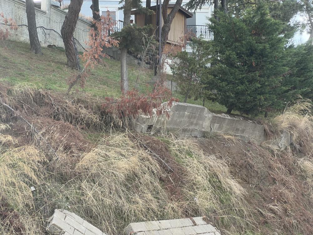 Bursa’da etkili olan yağışlar nedeniyle bir sitenin dış alanındaki istinat