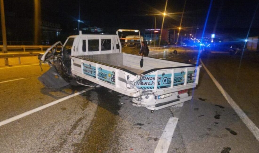 Kamyonete çarpan otomobil takla attı: 1’i ağır 3 yaralı Bursa-Yalova kara yolunda kamyonete arkadan çarpan otomobil, çarpmanın etkisiyle savrulup