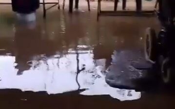 Bursa'nın Karacabey ilçesinde etkili olan sağanak yağış hayatı olumsuz etkiledi.