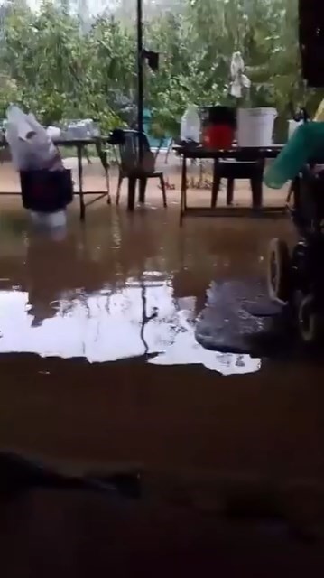 Bursa'nın Karacabey ilçesinde etkili olan sağanak yağış hayatı olumsuz etkiledi.