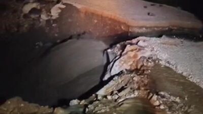 Bursa’nın İnegöl ilçesinde etkili olan yoğun yağış, dere üzerindeki köprüyü