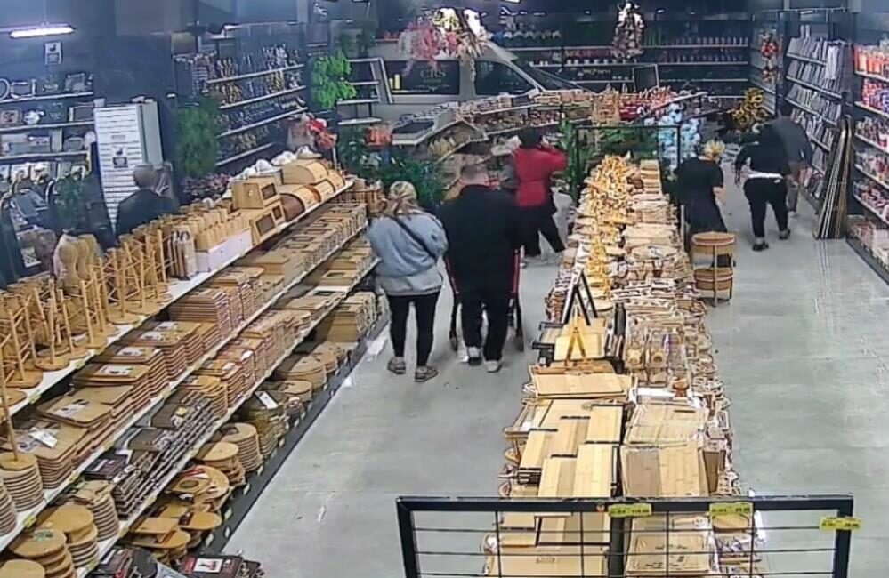 Mağazaya servis aracı daldı! Bursa’nın Nilüfer ilçesinde kontrolden çıkan servis aracı, züccaciye mağazasına daldı.