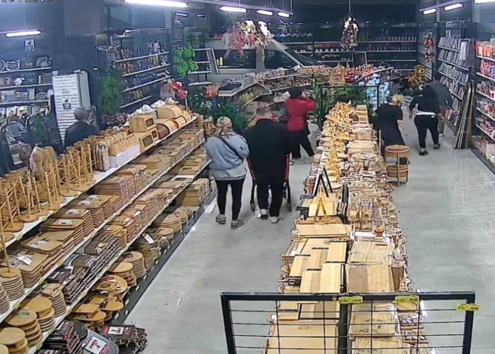 Bursa’nın Nilüfer ilçesinde kontrolden çıkan servis aracı, züccaciye mağazasına daldı.