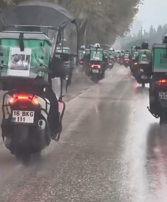 Bursa’da yüzlerce motokurye, vefat eden arkadaşları için konvoy yaptı Bursa'da geçtiğimiz ay geçirdiği trafik kazasında ağır yaralanan kurye, dün