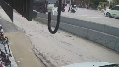 Bursa’nın Osmangazi ilçesinde karşıdan karşıya geçmeye çalışan yayaya motosiklet çarptı.