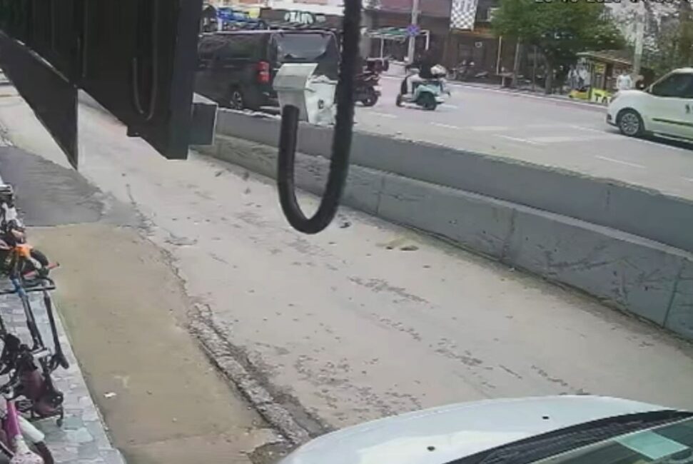 Bursa’nın Osmangazi ilçesinde karşıdan karşıya geçmeye çalışan yayaya motosiklet çarptı.