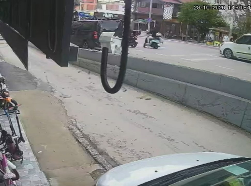 Bursa’nın Osmangazi ilçesinde karşıdan karşıya geçmeye çalışan yayaya motosiklet çarptı.