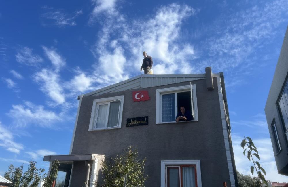 Mudanya’da yıkım krizi: Ev sahibi çatıya çıktı Çıktığı çatıdan saatlerce inmedi, Mudanya'daki yıkım mahkeme kararına kaldı