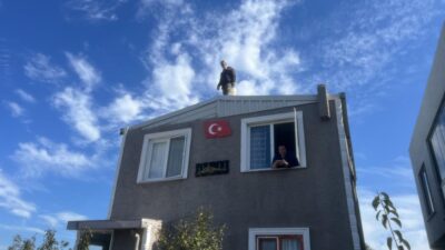 Çıktığı çatıdan saatlerce inmedi, Mudanya'daki yıkım mahkeme kararına kaldı