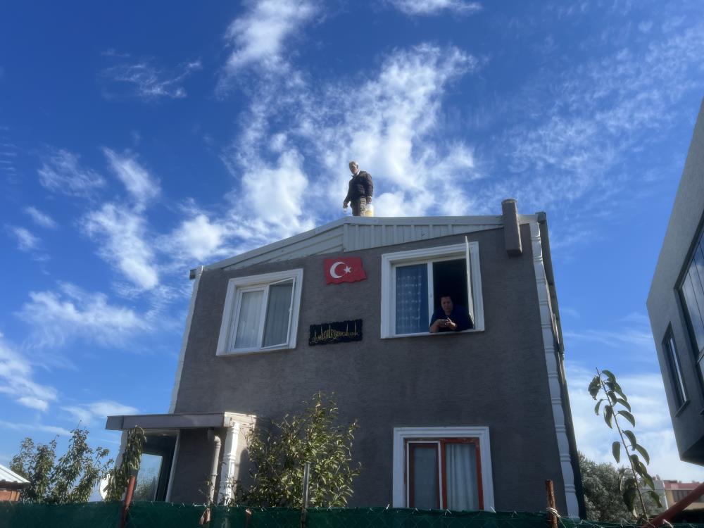 Çıktığı çatıdan saatlerce inmedi, Mudanya'daki yıkım mahkeme kararına kaldı