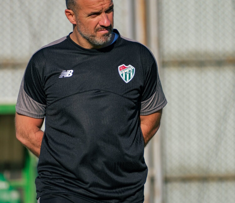 “Düne değil, bugüne bakıyoruz.” Bursaspor Teknik Direktörü Mustafa Er; bugünkü basın toplantısında önemli konulara