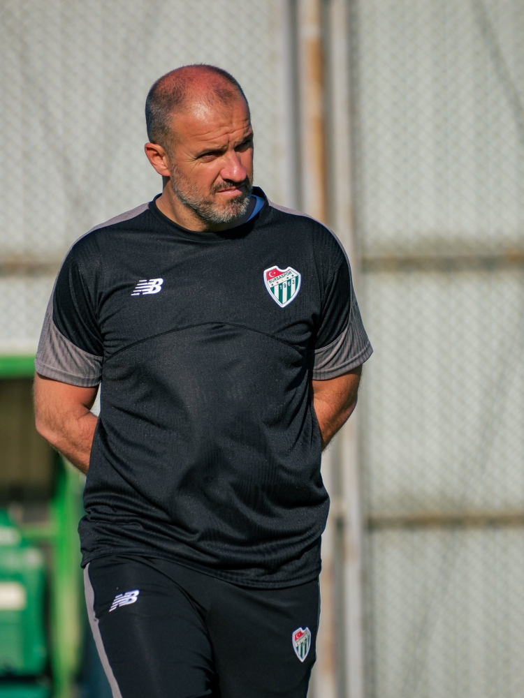 Bursaspor Teknik Direktörü Mustafa Er; bugünkü basın toplantısında önemli konulara