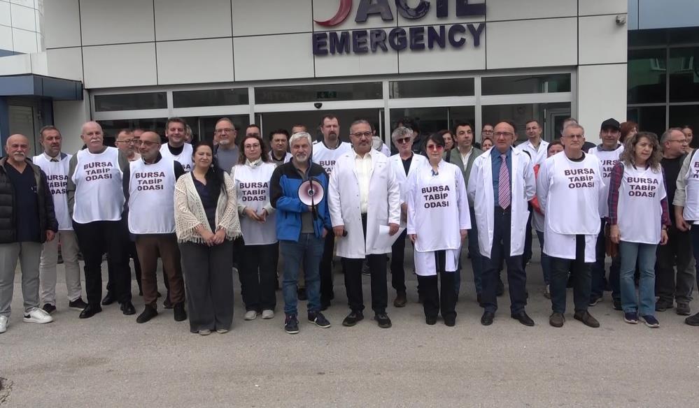 Bursa'da NEV Esentepe Hastanesi'nde yaşanan ekonomik sorunlar nedeniyle ücretlerini alamadıklarını