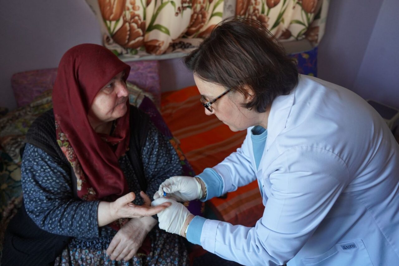 300 kişiye sıcak yemek, ihtiyaç sahiplerine gıda ve giysi desteği,