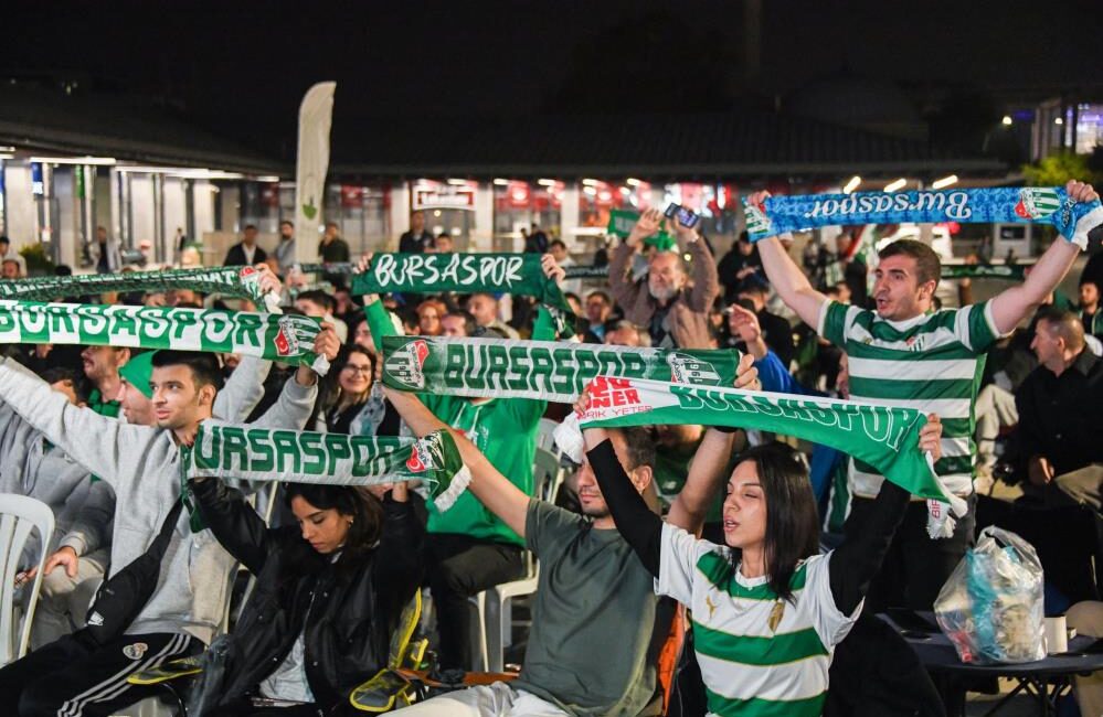 Yeşil-beyaz coşku Osmangazi Belediyesi, Bursaspor-Ankara Keçiörengücü karşılaşmasını Osmangazi Meydanı'nda kurulan dev ekranda