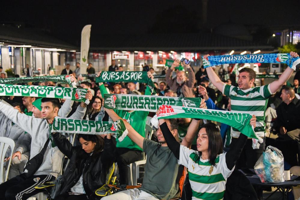 Osmangazi Belediyesi, Bursaspor-Ankara Keçiörengücü karşılaşmasını Osmangazi Meydanı'nda kurulan dev ekranda
