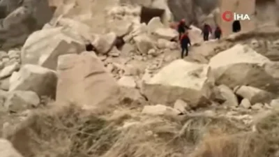 Kapadokya'da Göreme Açık Hava Müzesi girişinde peribacası çöktü.