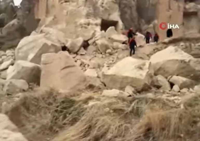 Kapadokya'da Göreme Açık Hava Müzesi girişinde peribacası çöktü.