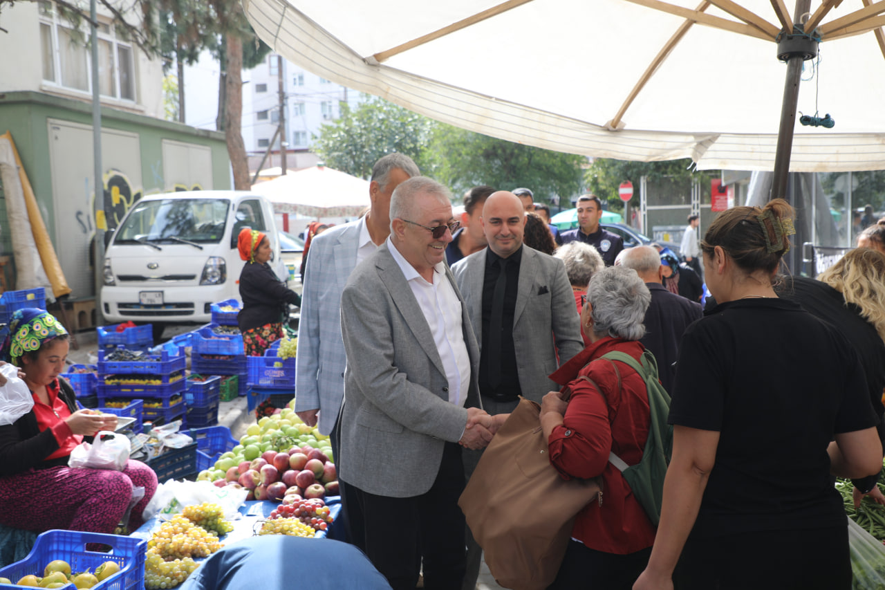 Edremit Belediye Başkanı Mehmet Ertaş, Çarşamba Pazarı’nı ziyaret ederek esnaf