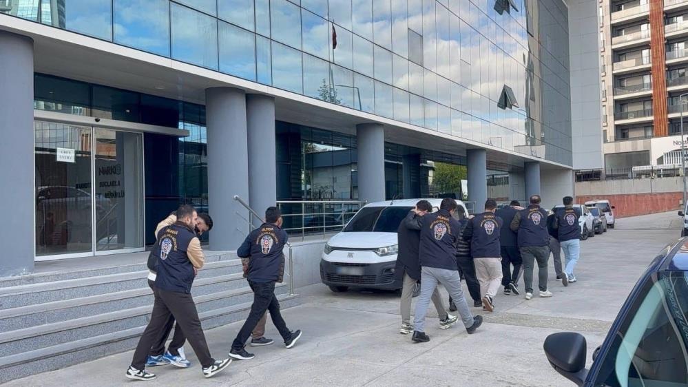 Bursa'da vatandaşları bilişim sistemleri aracılığıyla dolandırdıkları belirlenen şüphelilere yönelik düzenlenen